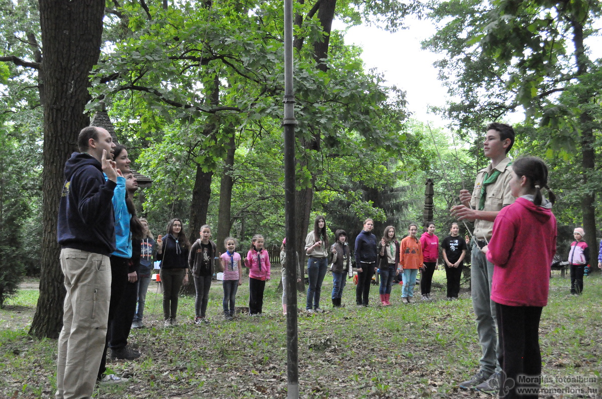 Zászlófelvonás a cserkészparkban