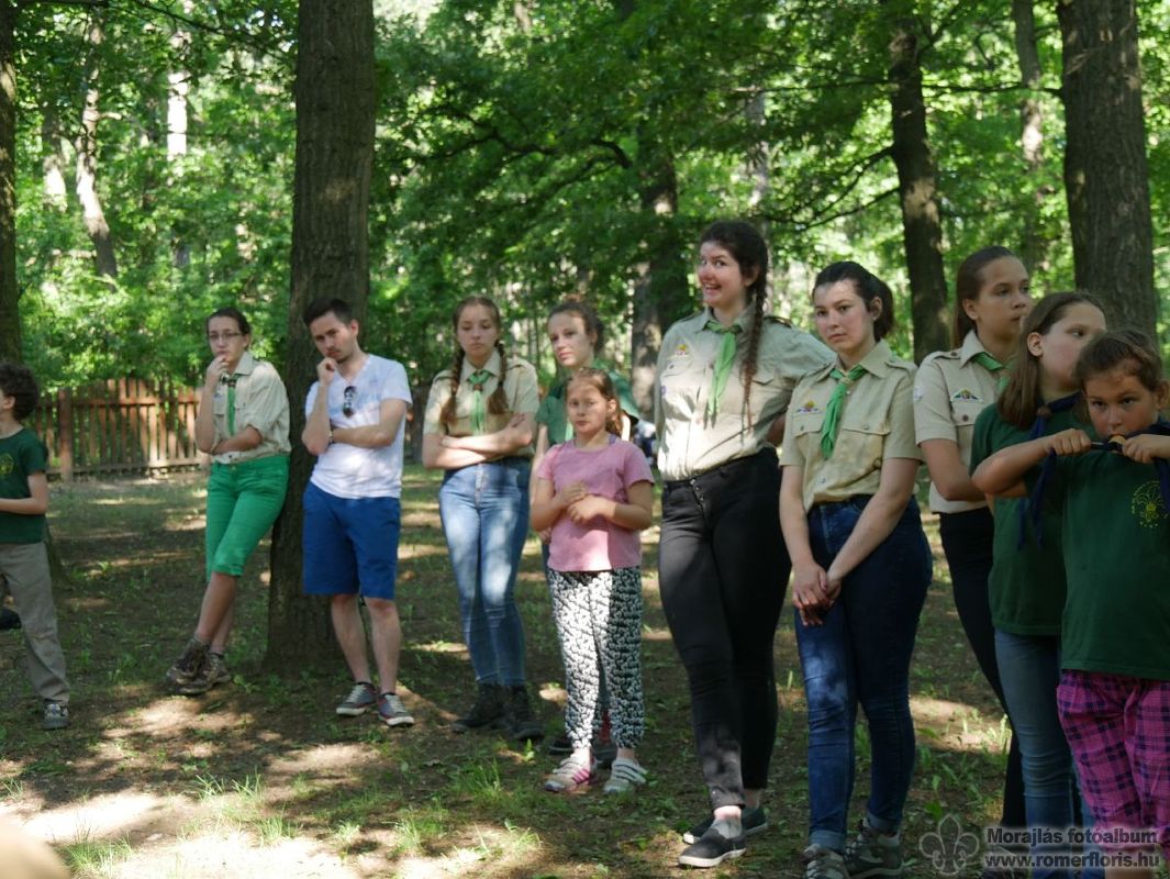 Zászlófelvonásra várakozva 