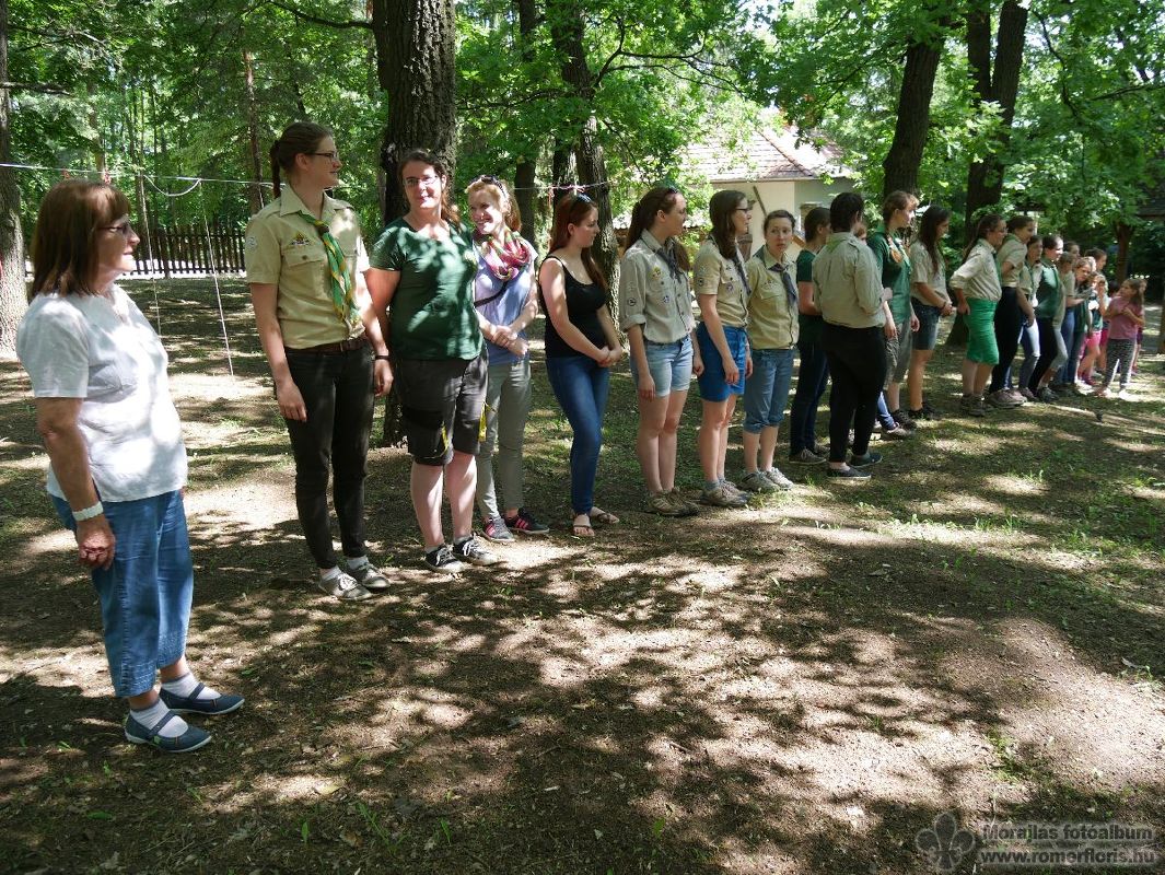 Lányok zászlófelvonáson