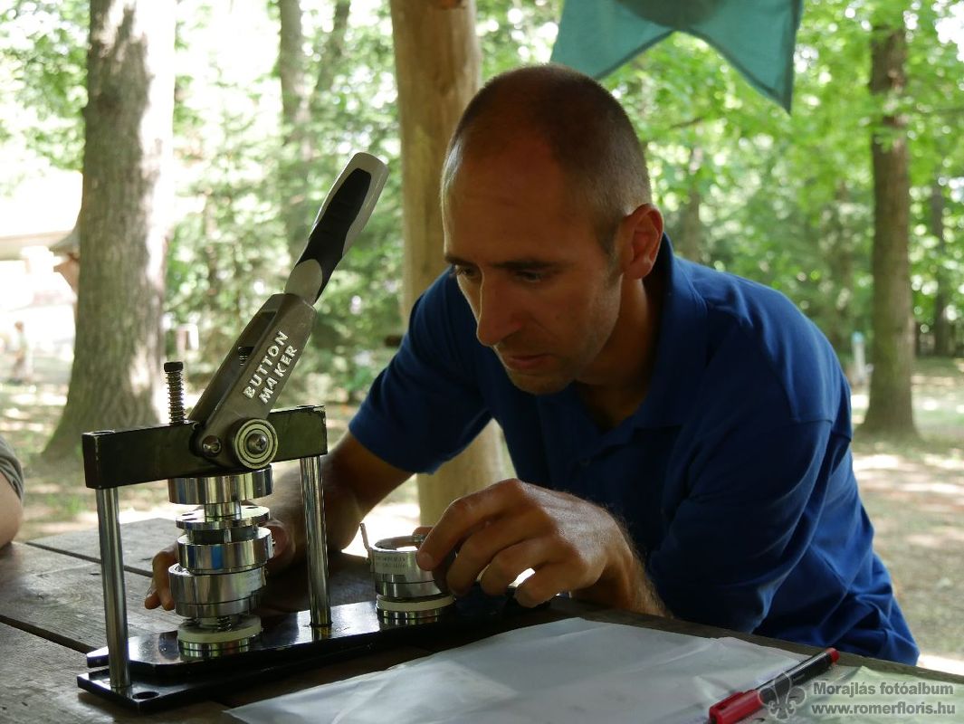 Imi és a kitűzőkészítő