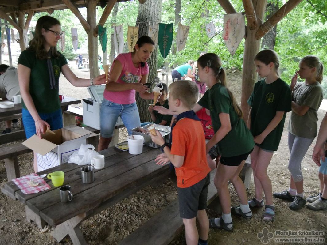 Árminéktól kaptunk fagyit is :)