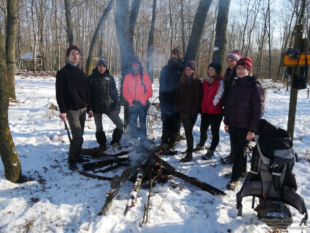 Csoportkép tűzzel