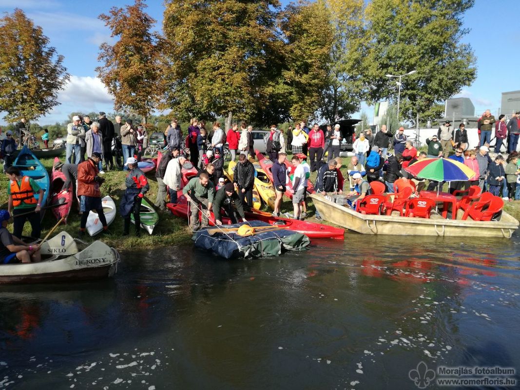 A veszprémi cserkészek minimalista szemeteszsák tutaja
