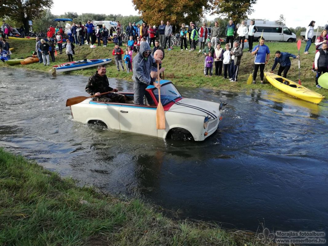 Egy másik úszó Trabi