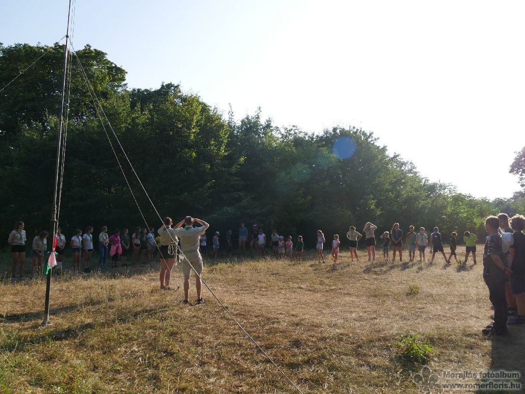 Az első zászló felvonás a táborban